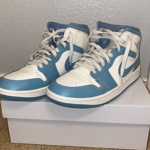 Air Jordan 1 Mid University Blue